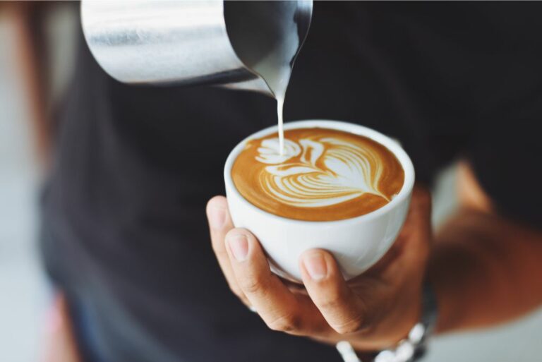 Barista preparando uma xícara de café. Imagem: StockSnap - Pixabay