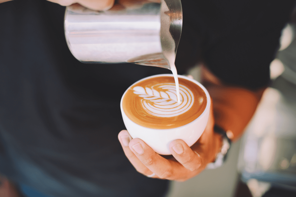 Café com leite engorda? - Foto: Pexels - Chevanon Photography