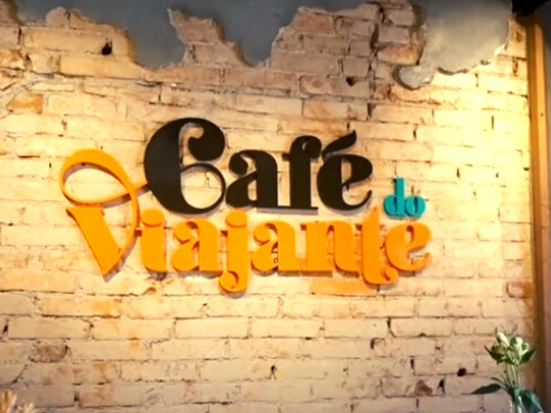 Letreiro do Café do Viajante em Curitiba - PR. Foto: Reprodução: instagram.com/cafedoviajante/