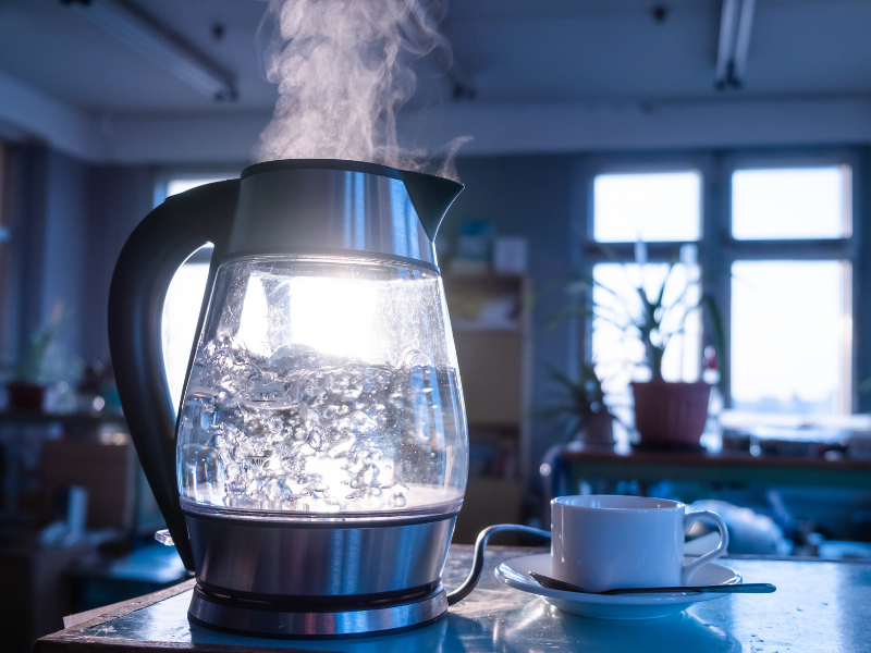 Chaleira elétrica de vidro com água fervente. Imagem: YouraPechkin de Getty Images - Canva.