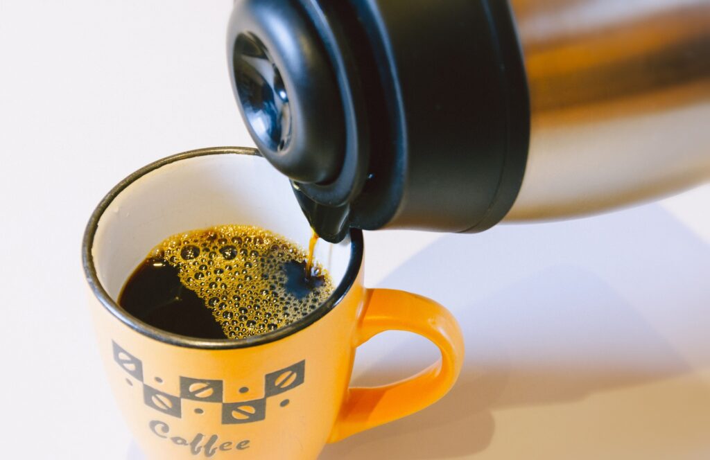 Colocando café de uma garrafa térmica para uma xícara. Imagem: Kaffeetastisch - Pixabay