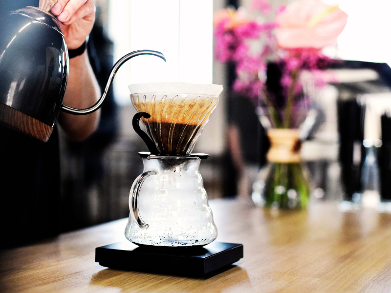 Café sendo passado pelo método Hario V60. Foto: IsaEva de Getty Images - Canva.