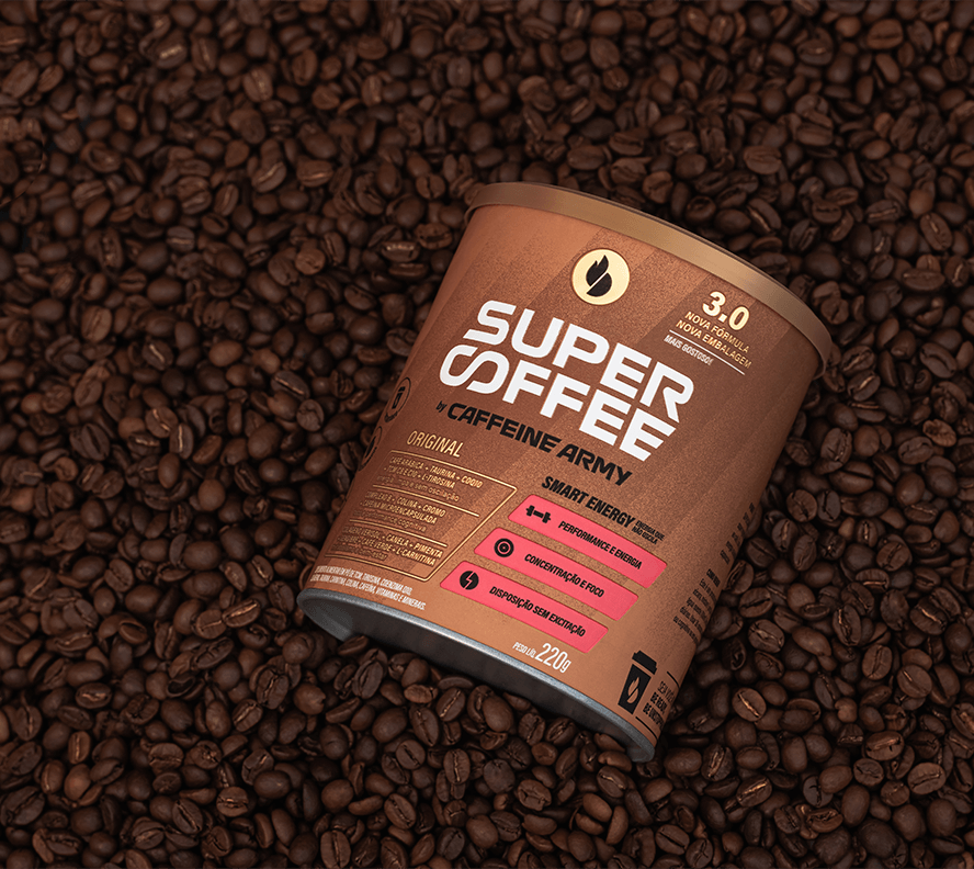 Pote de Supercoffee em fundo de grãos de café. Foto: Caffeine Army (https://www.caffeinearmy.com.br/)