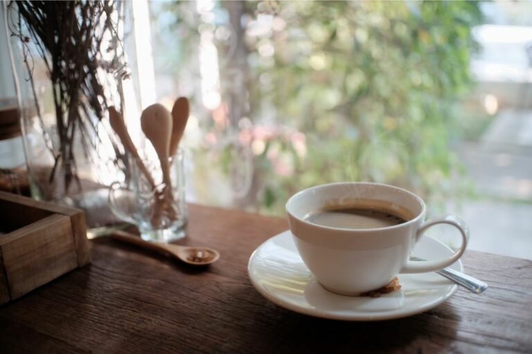 Xicará de café na parte da manhã. Imagem: prathan chorruangsak - Canva