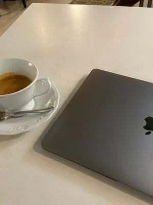 Uma xícara de café e um laptop. Imagem: acervo pessoal