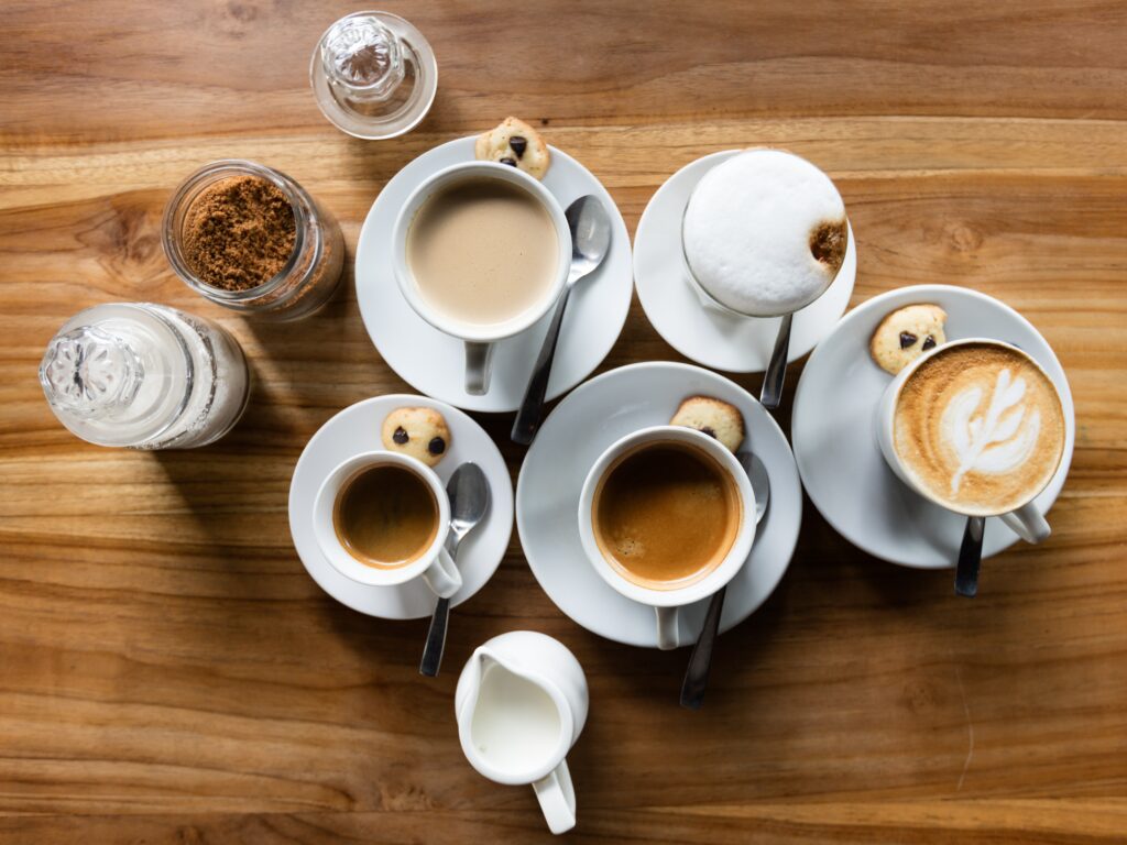 Xícaras variadas de café. Imagem: Cyril Saulnier, Unsplash